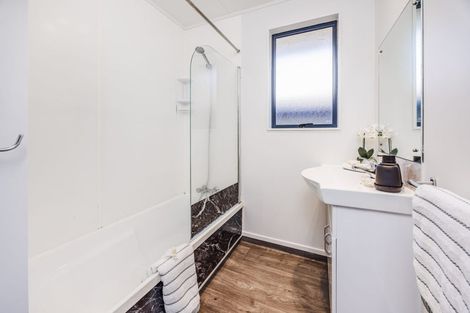 Photo of property in 47a Sutton Crescent, Papakura, 2110