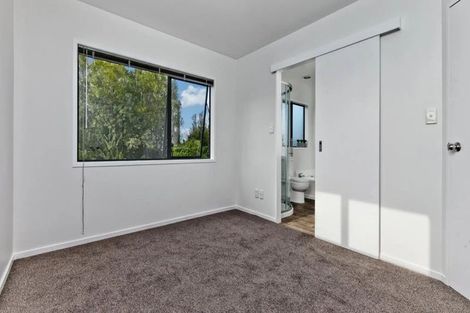 Photo of property in 1/5 Kilham Avenue, Northcote, Auckland, 0627
