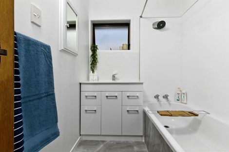 Photo of property in 1/4 Ti Nana Crescent, Henderson, Auckland, 0610