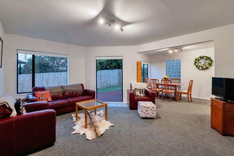 Photo of property in 1/10 Altair Place, Windsor Park, Auckland, 0632