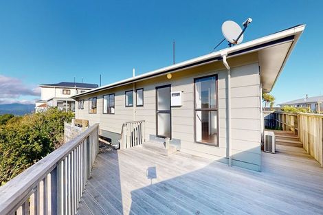 Photo of property in 41a Sunhaven Drive, Newlands, Wellington, 6037