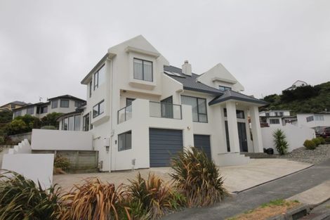 Photo of property in 28 Tamworth Crescent, Newlands, Wellington, 6037