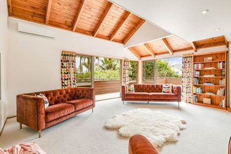 Photo of property in 2/60 Aberdeen Road, Campbells Bay, Auckland, 0620