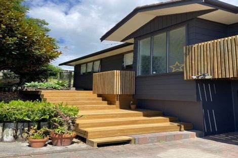 Photo of property in 2 Trias Road, Totara Vale, Auckland, 0629