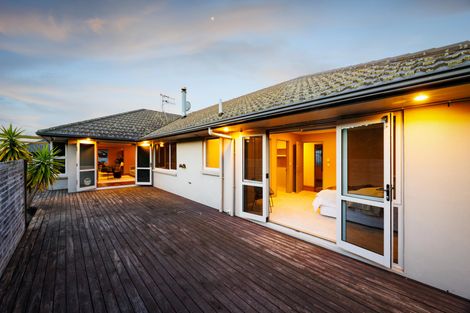 Photo of property in 27 Johnstone Drive, Fitzherbert, Palmerston North, 4410