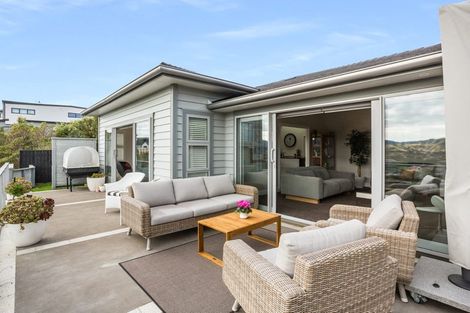 Photo of property in 10 Madeira Close, Whitby, Porirua, 5024