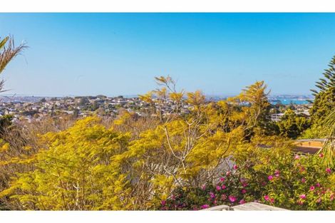 Photo of property in 181 Glenfield Road, Hillcrest, Auckland, 0627