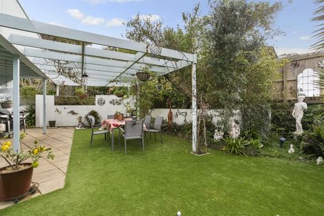 Photo of property in 2/2 The Esplanade, Campbells Bay, Auckland, 0630