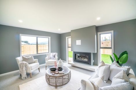 Photo of property in 16 Atlantic Drive, Fitzherbert, Palmerston North, 4410