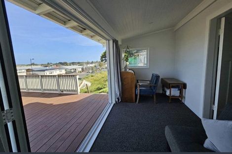 Photo of property in 33 Rangiora Street, Castlecliff, Whanganui, 4501