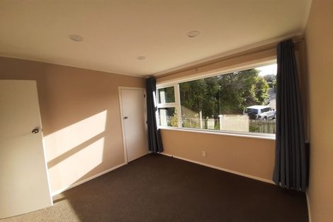 Photo of property in 6 Blandford Way, Newlands, Wellington, 6037