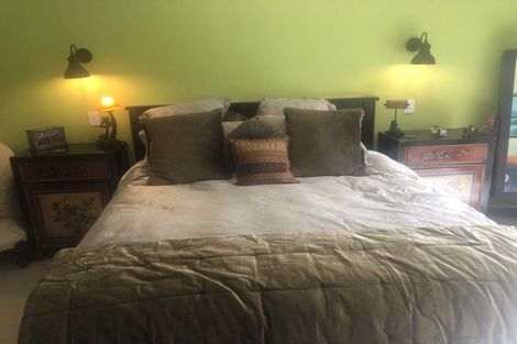 Photo of property in 2 Te Ara Karoiroa Road, Hurford, New Plymouth, 4374