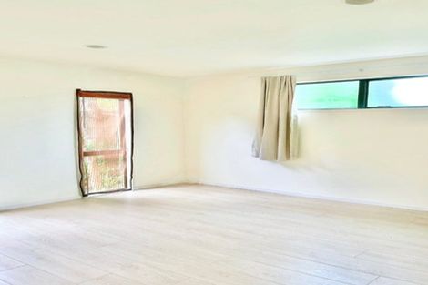 Photo of property in 1/881 East Coast Road, Northcross, Auckland, 0632