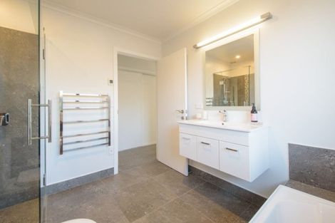 Photo of property in 18 Magnetic Place, Cromwell, 9310