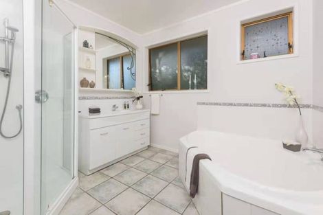 Photo of property in 76 Weatherly Road, Torbay, Auckland, 0630