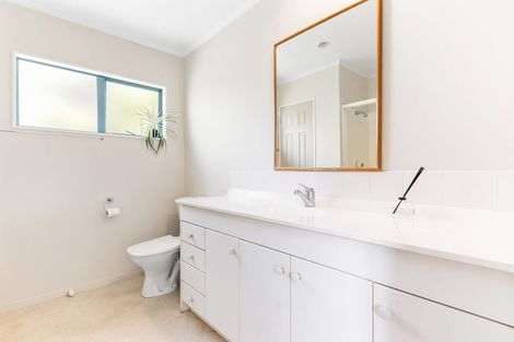 Photo of property in 33b Dalwhinnie Parade, Highland Park, Auckland, 2010