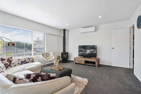 Photo of property in 1/9 Paruru Avenue, Northcote, Auckland, 0627