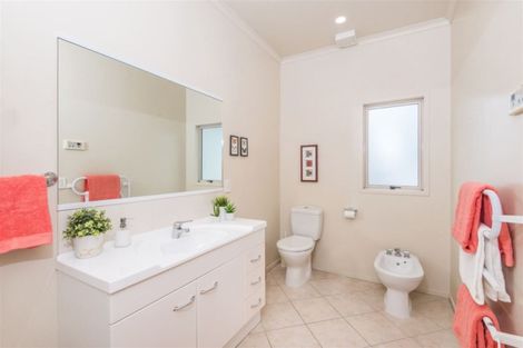 Photo of property in 45 Tamworth Crescent, Newlands, Wellington, 6037