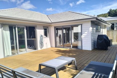 Photo of property in 4a Davis Grove, Wainuiomata, Lower Hutt, 5014