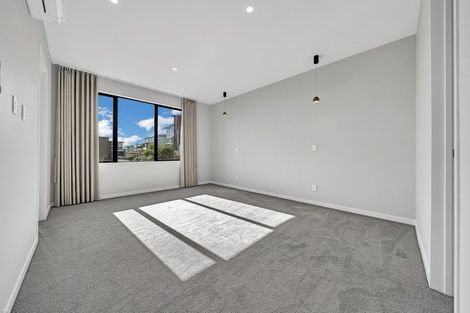 Photo of property in 28 Roxborough Place, East Tamaki Heights, Auckland, 2016