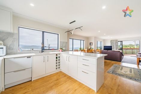 Photo of property in 6 Poto Road, Normandale, Lower Hutt, 5010