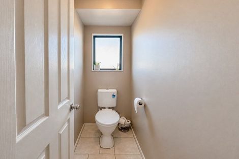 Photo of property in 28 Piper Place, Goodwood Heights, Auckland, 2105