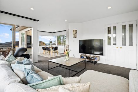 Photo of property in 210 East Coast Road, Forrest Hill, Auckland, 0620