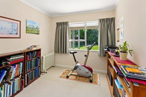 Photo of property in 16 Iti Grove, Waikanae, 5036