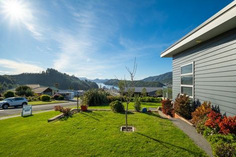 Photo of property in 33 Harbour View Heights, Picton, 7220