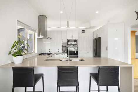 Photo of property in 8 Stonedge Lane, Rosedale, Auckland, 0632