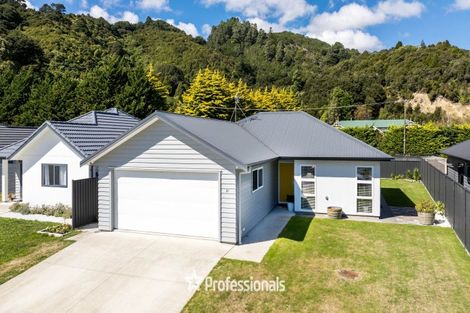 Photo of property in 21 Salisbury Crescent, Wallaceville, Upper Hutt, 5018