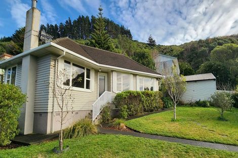 Photo of property in 1 Mckelvey Place, Tawa, Wellington, 5028