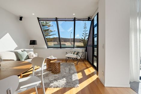 Photo of property in 2/326 Oriental Parade, Oriental Bay, Wellington, 6011
