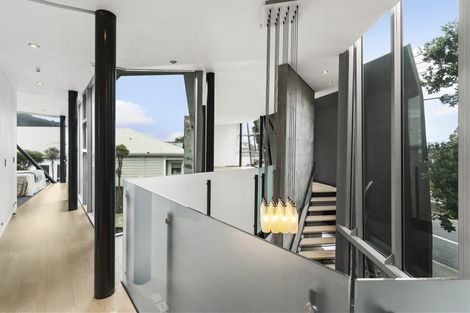 Photo of property in 3b Salmont Place, Kelburn, Wellington, 6012