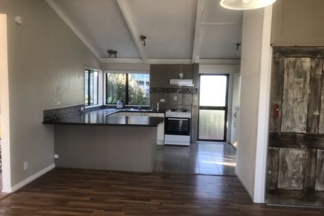 Photo of property in 17 Poplar Road, Stanmore Bay, Whangaparaoa, 0932