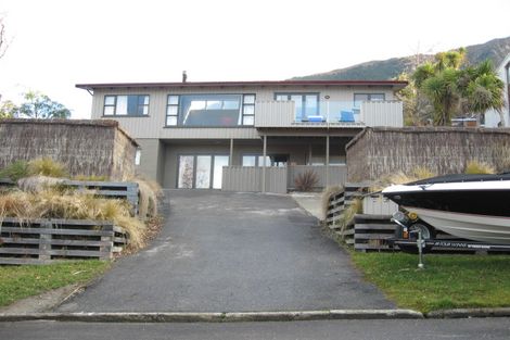 Photo of property in 6 Wynyard Crescent, Fernhill, Queenstown, 9300