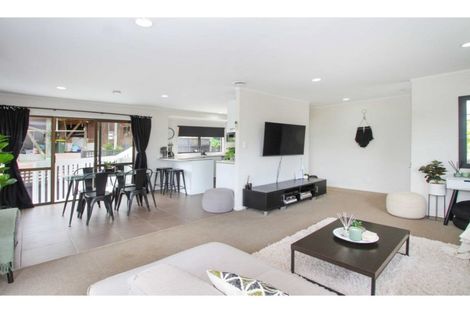 Photo of property in 1/27 Sovereign Place, Glenfield, Auckland, 0629
