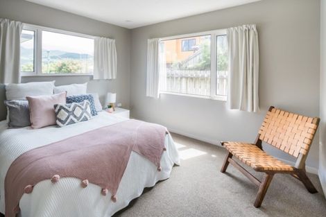 Photo of property in 18 Dargle Way, Island Bay, Wellington, 6023