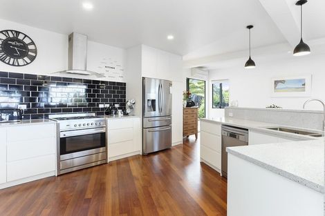 Photo of property in 11 Greenleaf Way, Northcross, Auckland, 0630