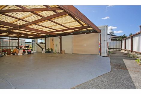 Photo of property in 8 Godwit Place, Waiuku, 2123
