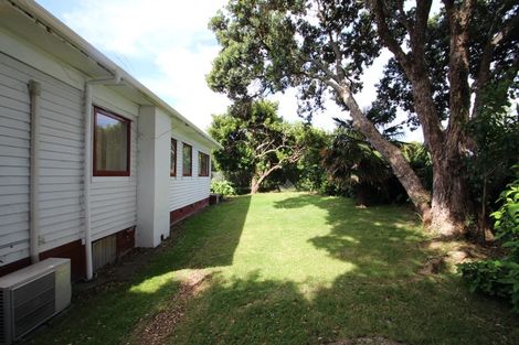 Photo of property in 28 Binsted Road, New Lynn, Auckland, 0600