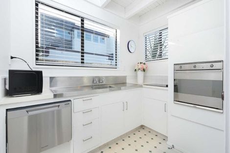 Photo of property in 72 Aikmans Road, Merivale, Christchurch, 8014