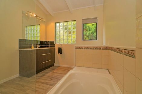 Photo of property in 4 Puriri Place, Whitianga, 3510