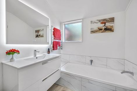 Photo of property in 2 Harbour Lights Close, West Harbour, Auckland, 0618