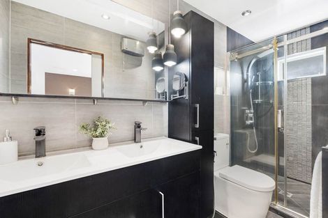 Photo of property in 4/11 Huapai Street, Onehunga, Auckland, 1061