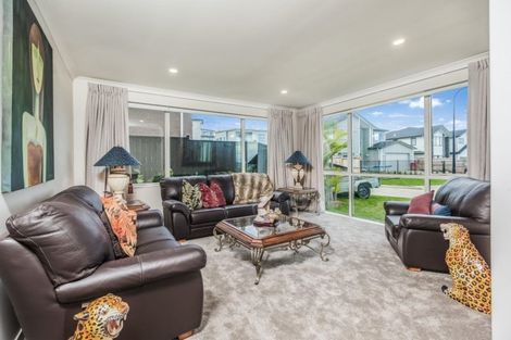Photo of property in 15 Tawa Place, Orewa, 0931