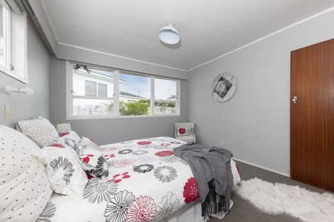 Photo of property in 76 Tiroroa Avenue, Te Atatu South, Auckland, 0610