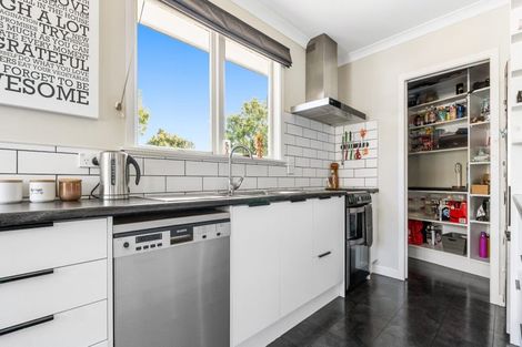 Photo of property in 4 Sequoia Place, Maoribank, Upper Hutt, 5018