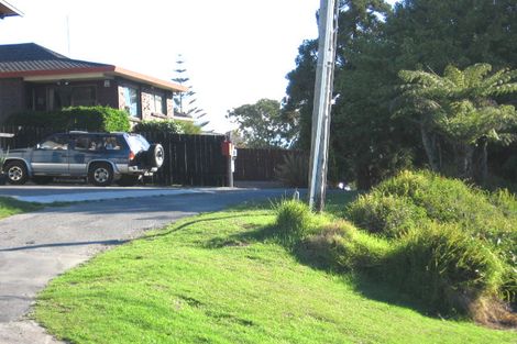 Photo of property in 1/576 Beach Road, Rothesay Bay, Auckland, 0630