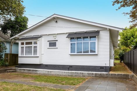 Photo of property in 5 Huatoki Street, Vogeltown, New Plymouth, 4310
